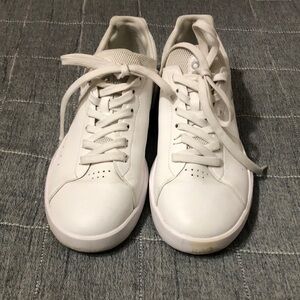 On cloud The Roger athletic shoes